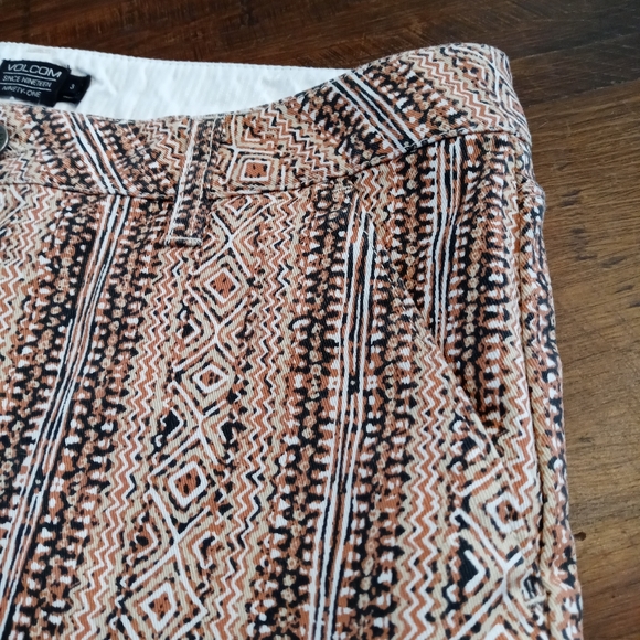 Volcom Short Shorts in Pattern Size 3 - Picture 6 of 11